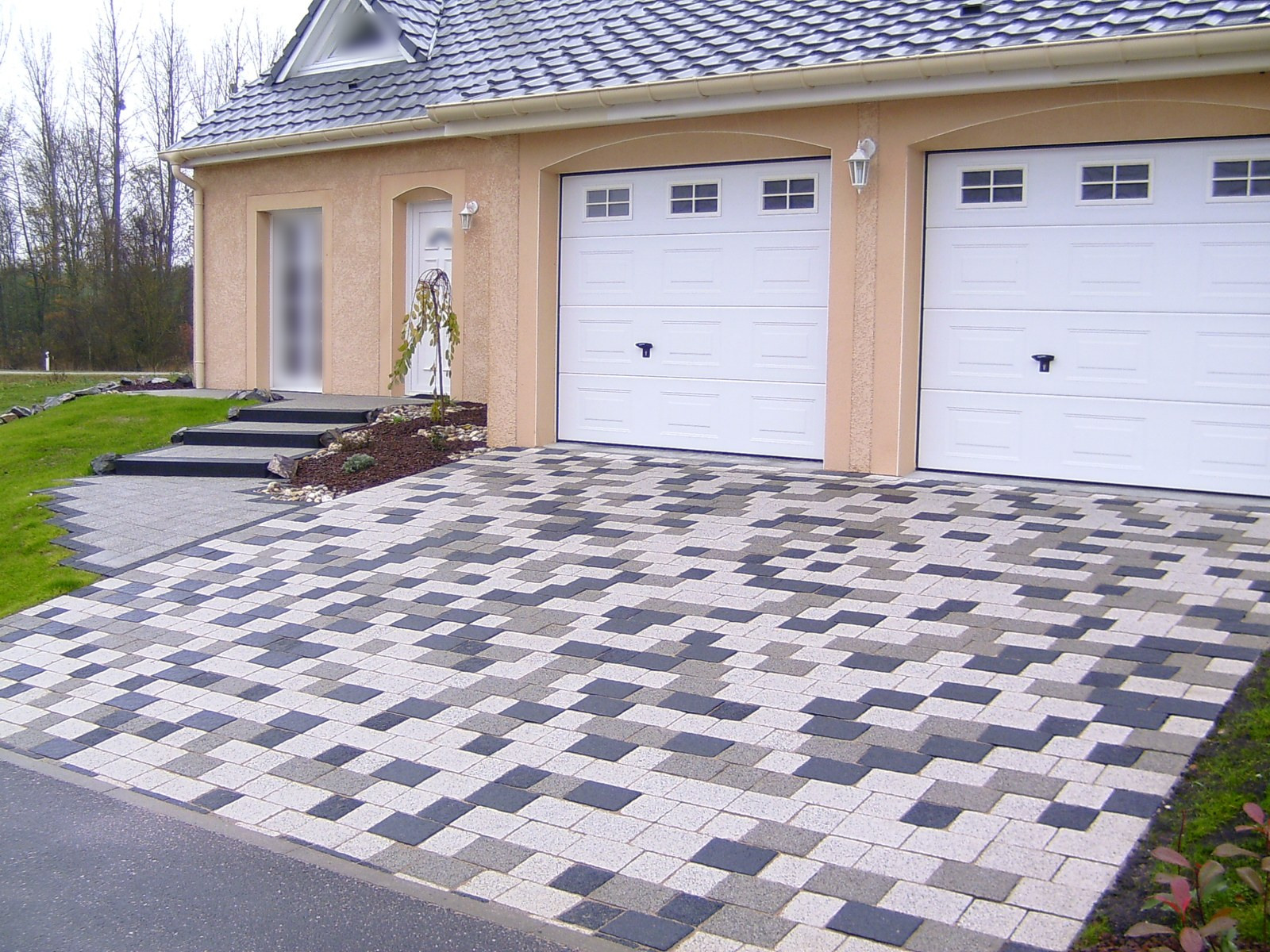 Allée de garage réalisée par SARL Paysages König