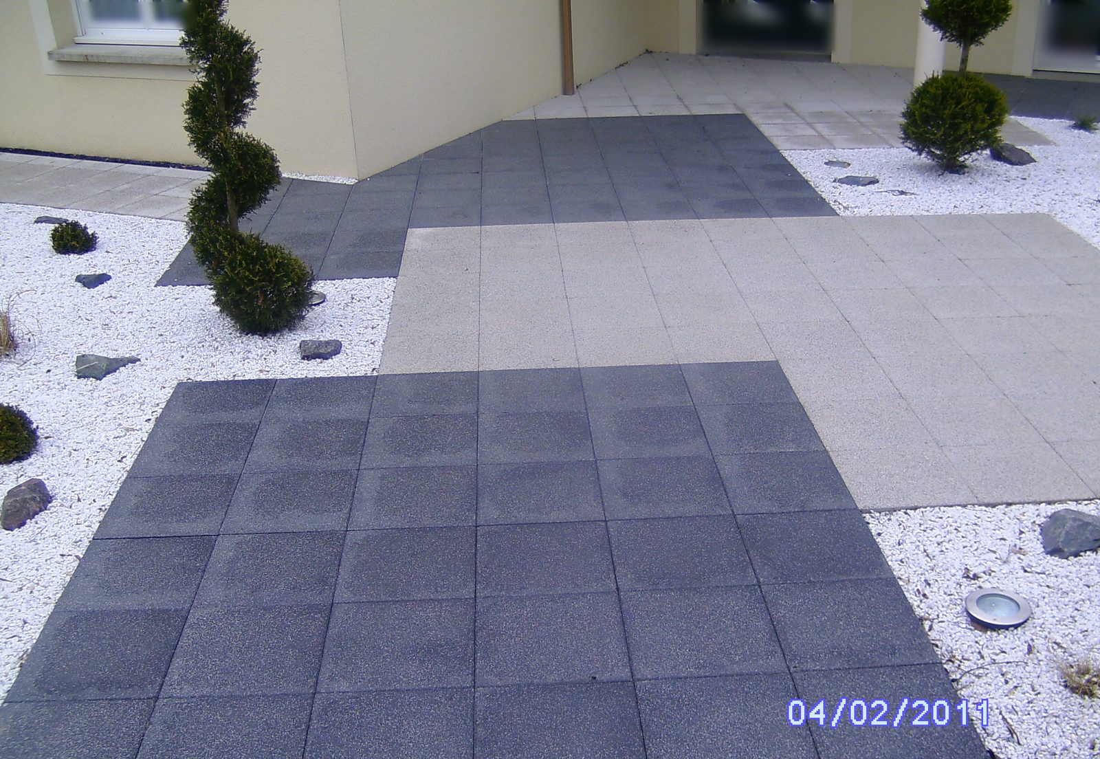 Cour d'entrée contemporaine en dallage damier clair et anthracite