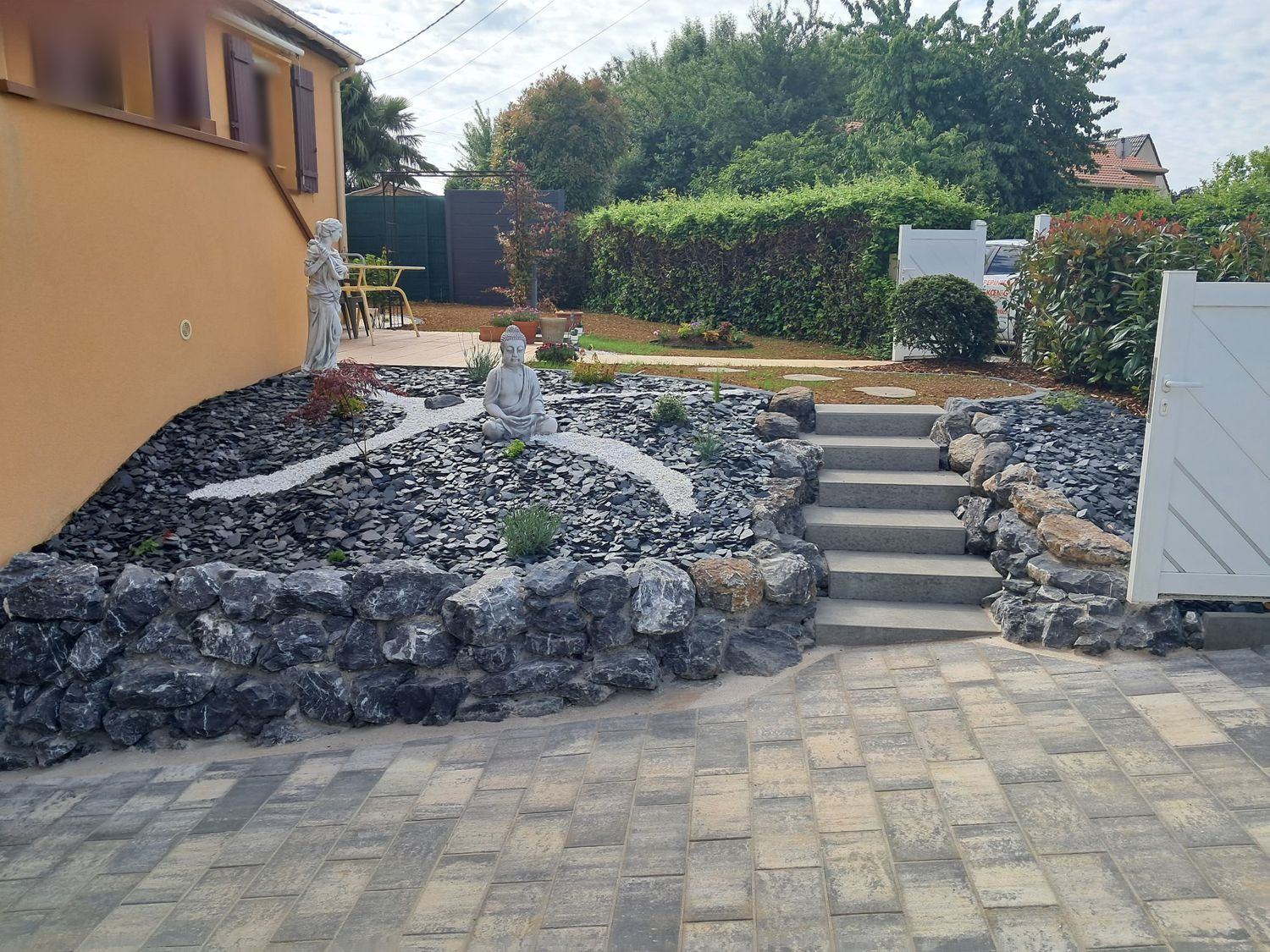 Jardin minéral et allée pavée