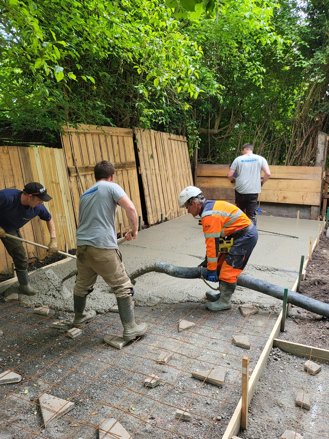 Coulage de la dalle béton par l'équipe