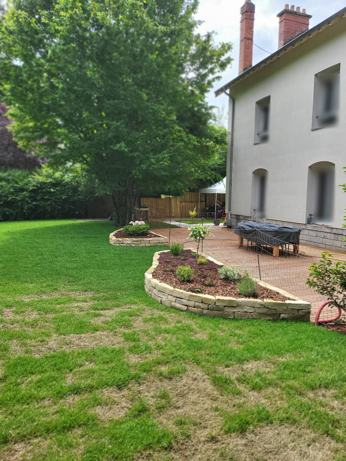 Le jardin terminé : pelouse, massifs et terrasse