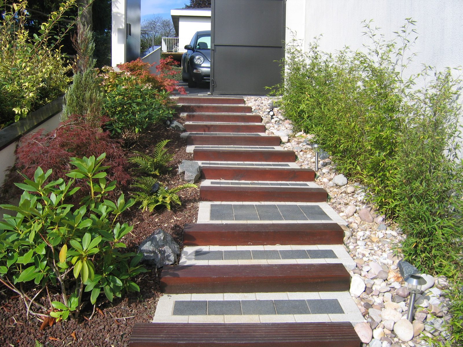 Escalier de jardin en bois et pierre parmi les érables