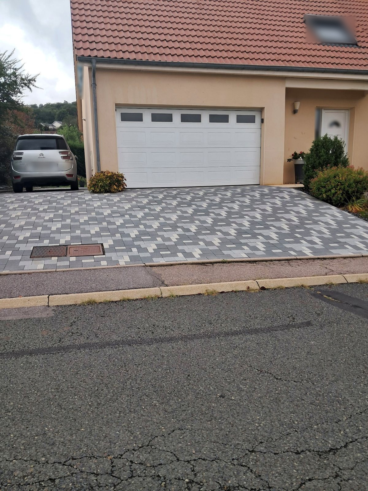 Entrée de garage pavée à motifs