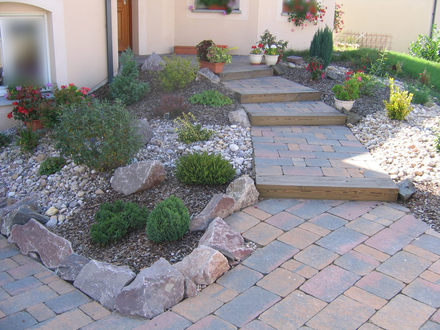 Jardin d'entrée décoratif, massif minéral et pavés