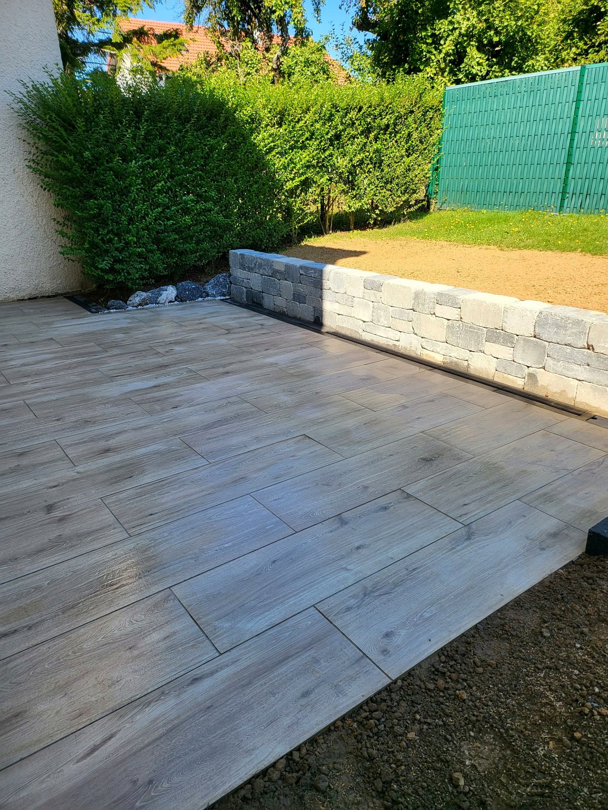 Terrasse en dallage aspect bois
