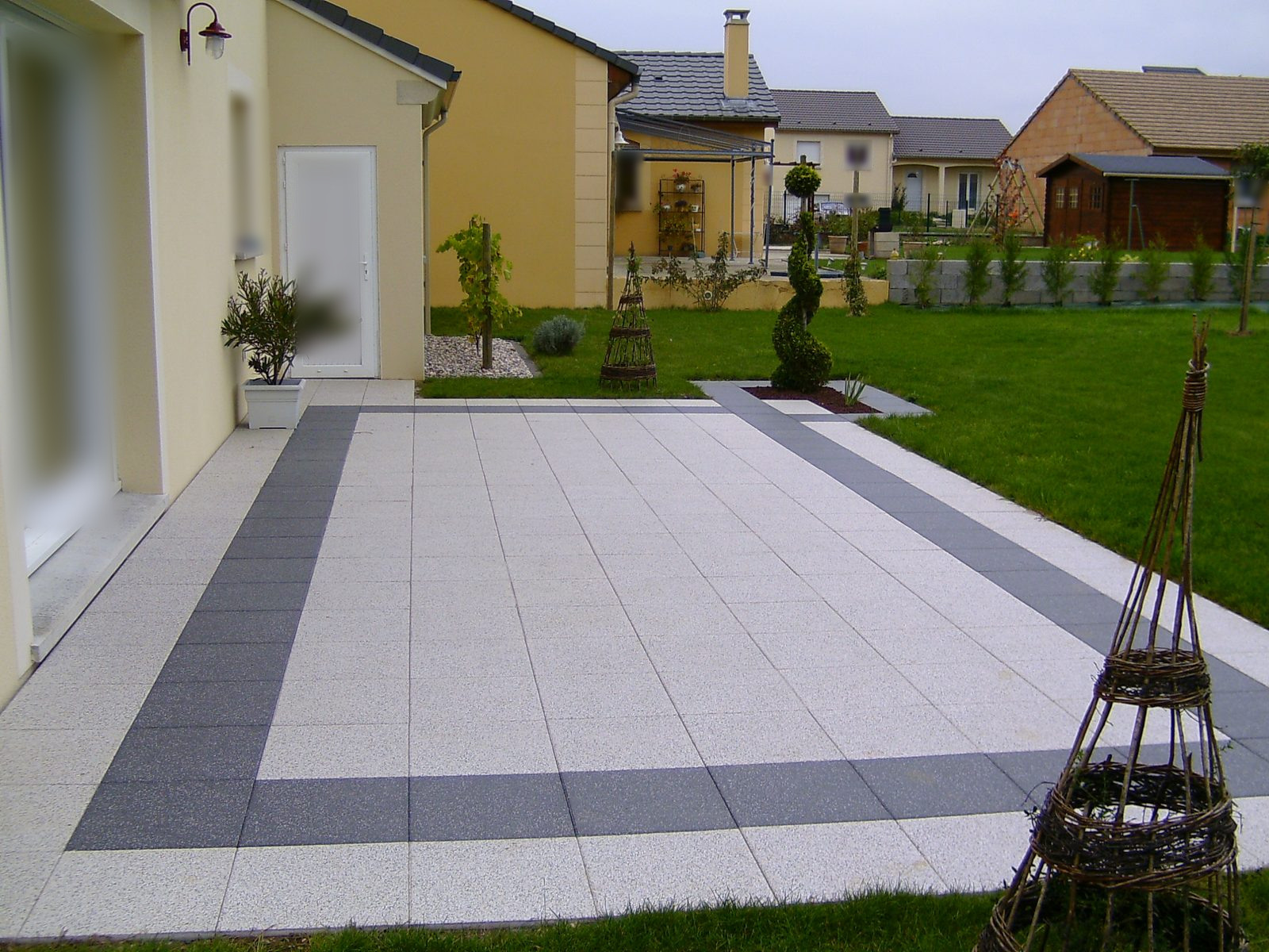 Terrasse dallée grise contemporaine à bandes anthracite