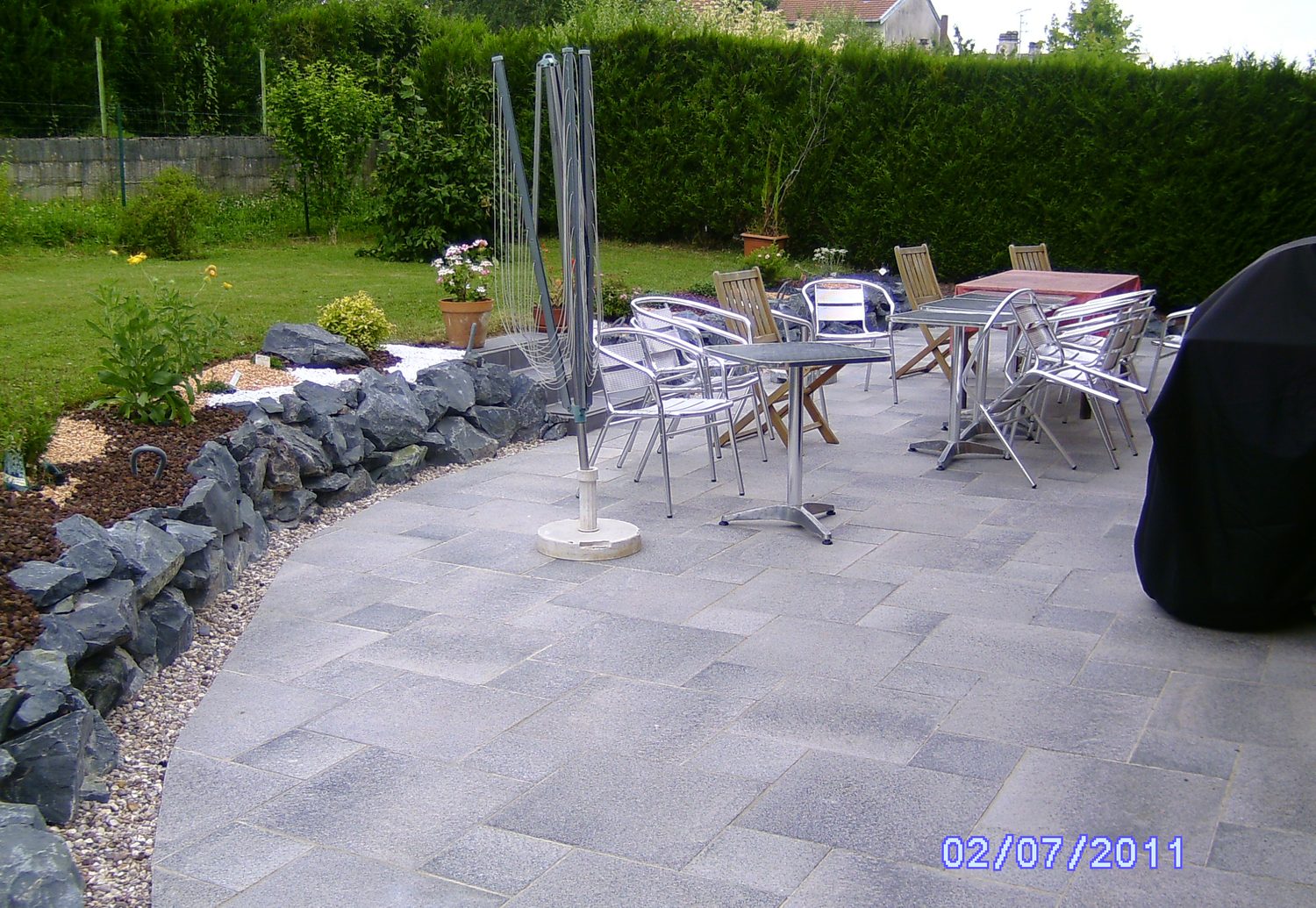 Terrasse courbe et enrochement